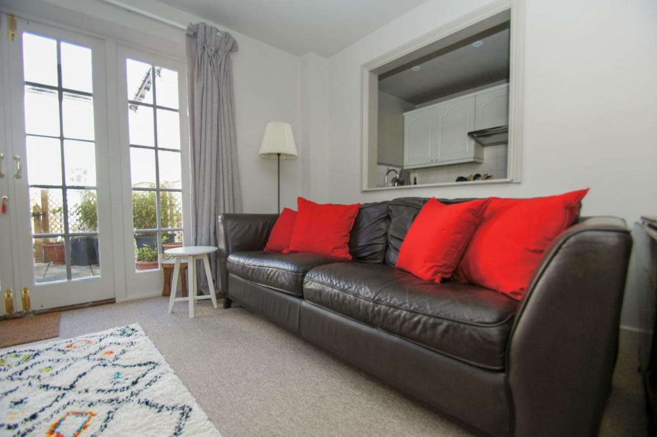 Arundel Mews - Parking - By Lets Holiday home