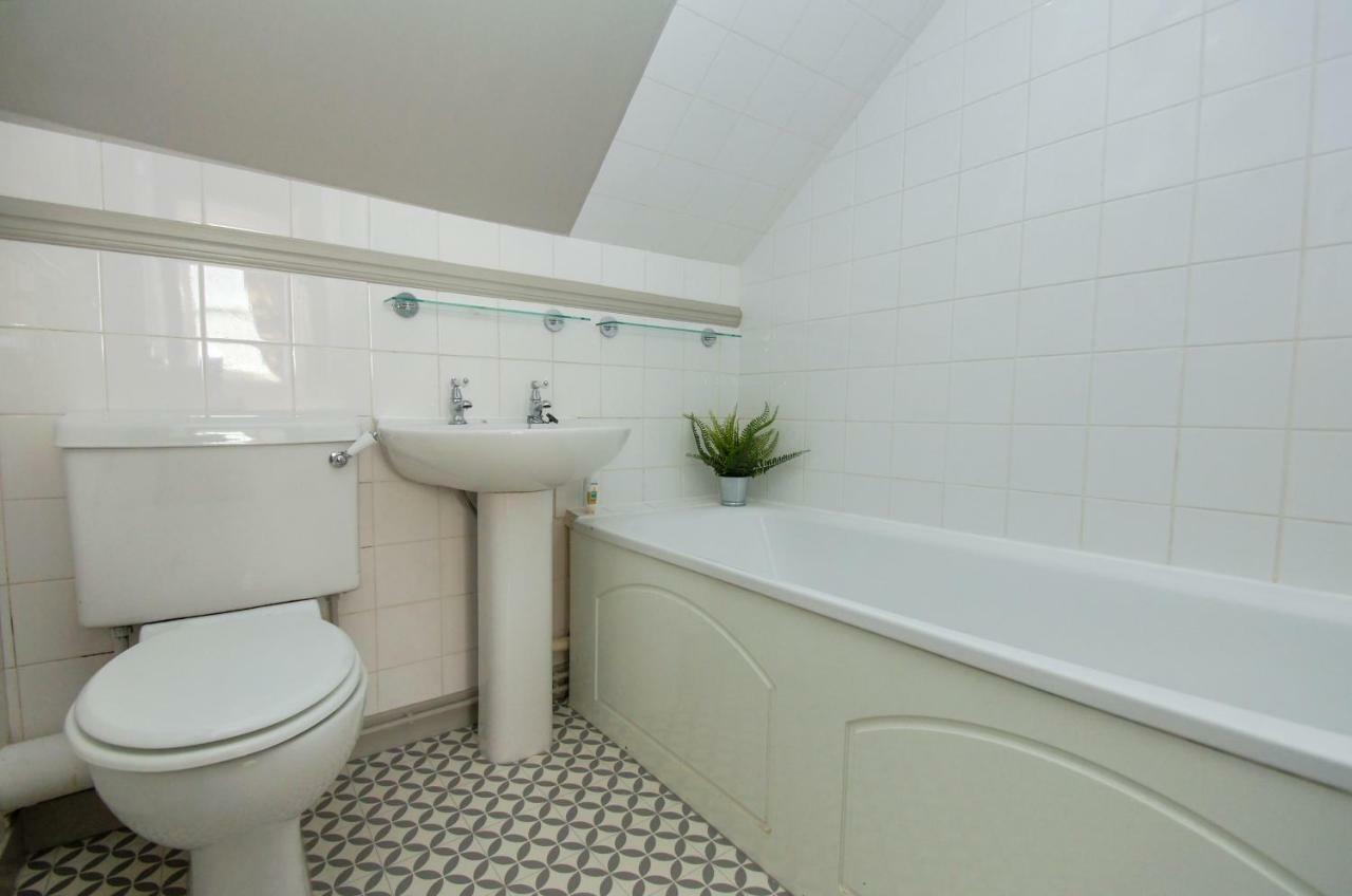Arundel Mews - Parking - By Lets Holiday home *