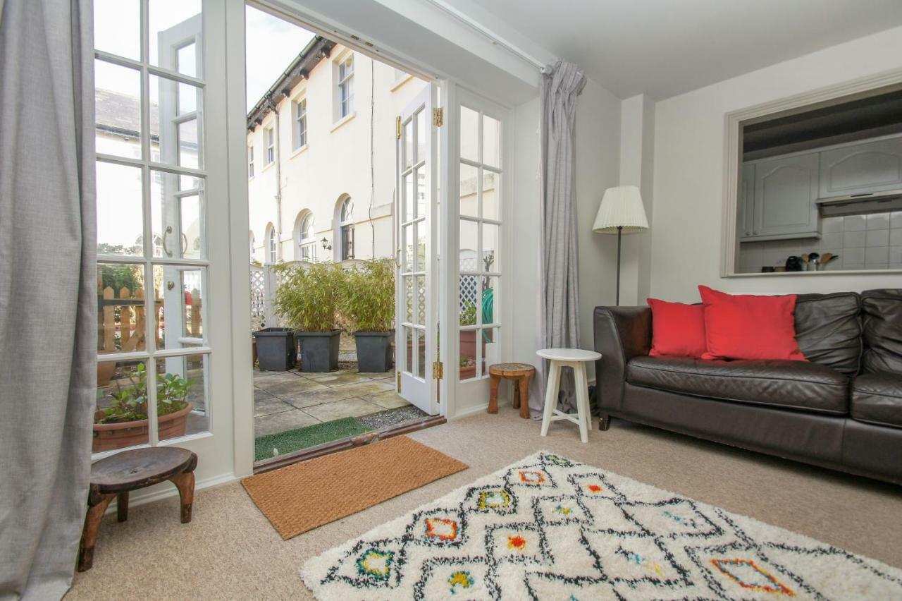 Arundel Mews - Parking - By Lets *